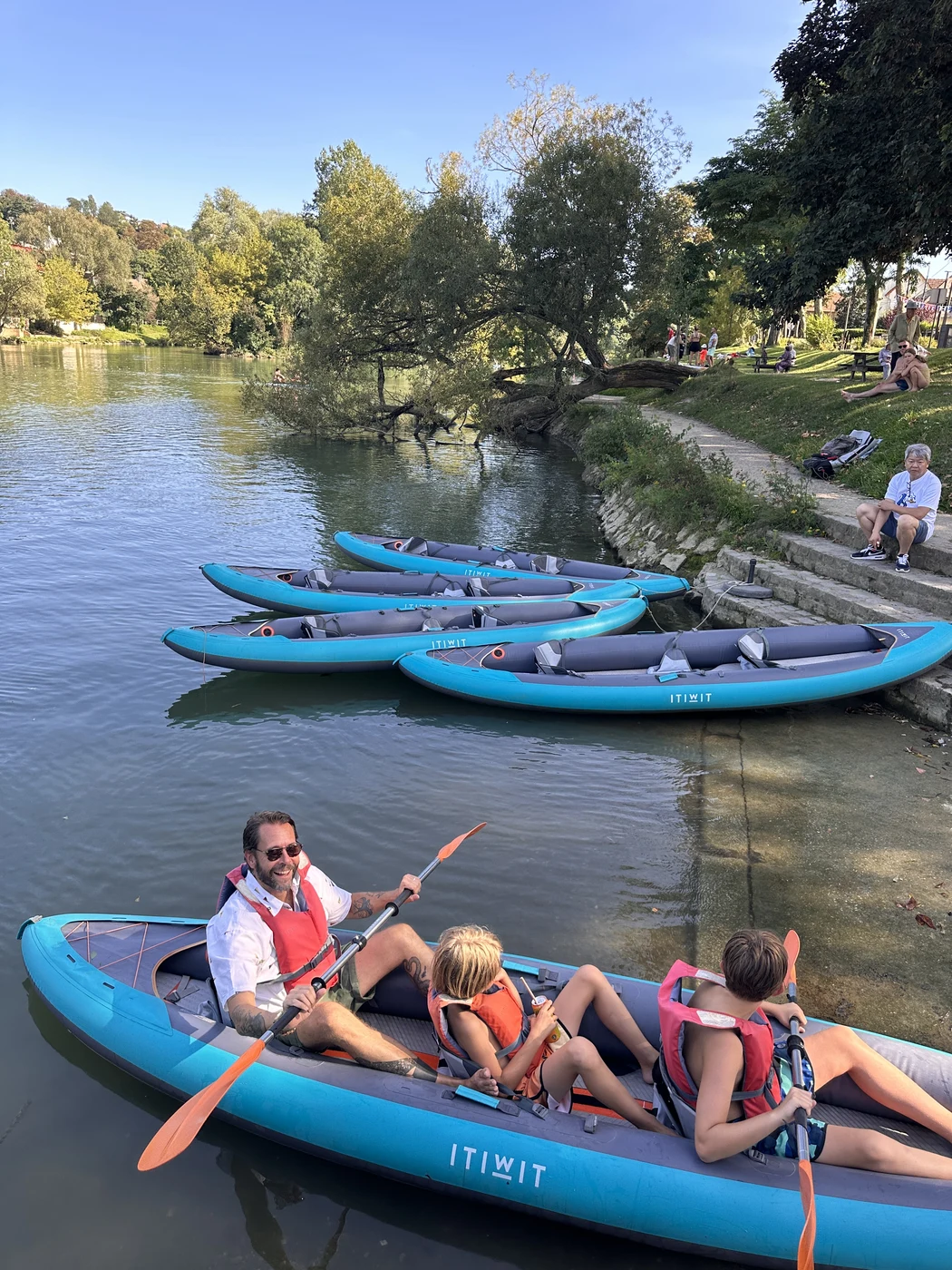 Kayaks en groupe sur la Marne, journée d'été